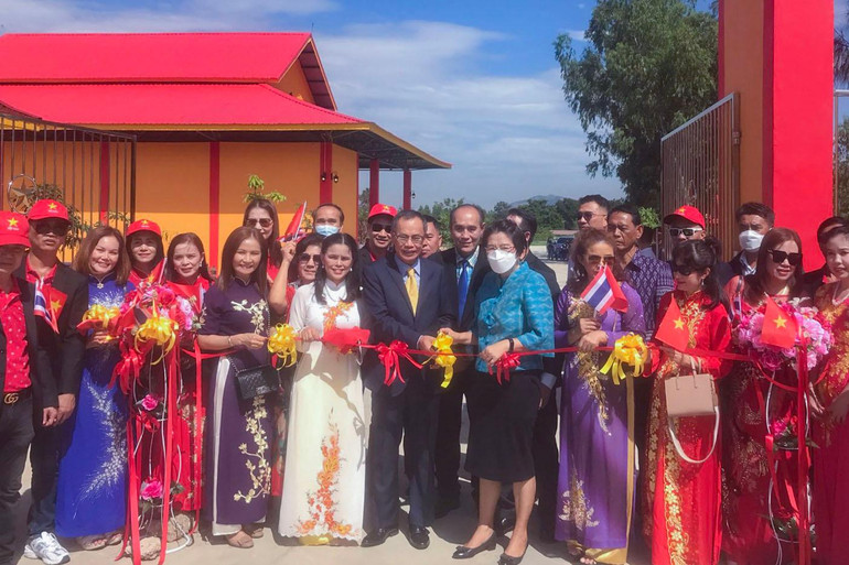 Đại sứ Phan Chí Thành và bà Angkana Chitatitta cắt băng khánh thành nghĩa trang dành cho người Việt tại tỉnh Saraburi.
