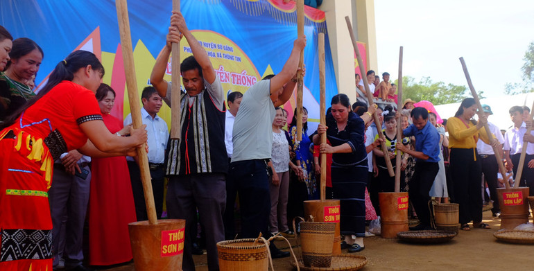 Đồng bào dân tộc thiểu số tại xã Thọ Sơn thi dã gạo trong Lễ hội Kết bạn cộng đồng tại xã Thọ Sơn.