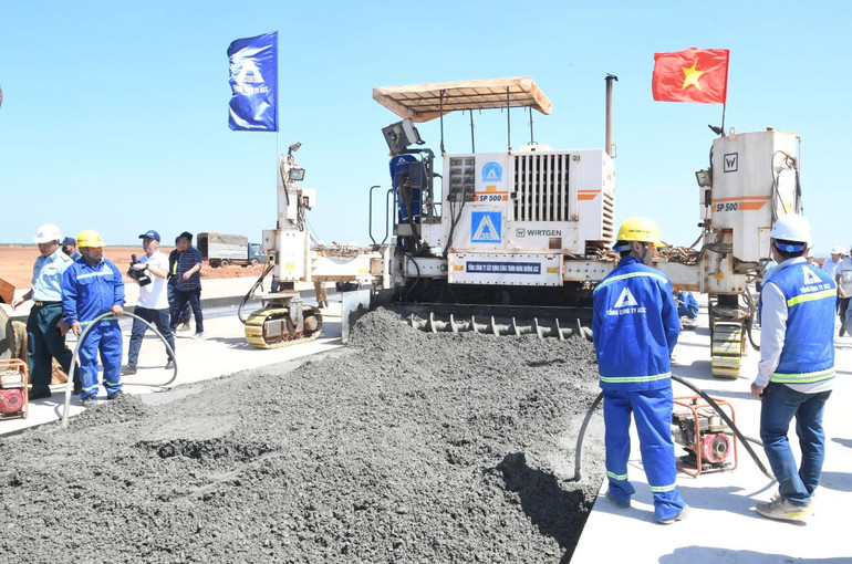 Thi công đường cất hạ cánh Cảng hàng không quốc tế Long Thành.