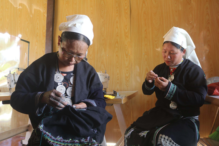 Thêu thổ cẩm đòi hỏi người thợ sự khéo léo, cẩn thận, tỷ mỉ.