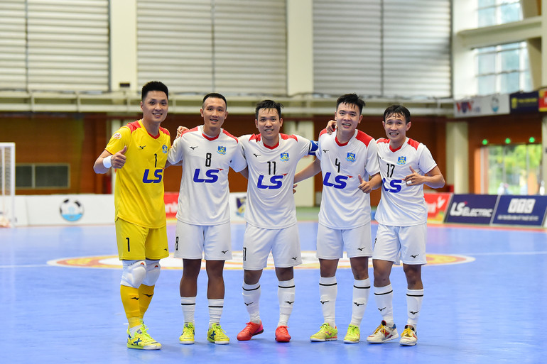 Thắng lợi 3-0 trước câu lạc bộ Hà Nội, Thái Sơn Nam Thành phố Hồ Chí Minh tiến gần hơn đến chức vô địch của mùa giải năm nay. Hiện, Thái Sơn Nam duy trì khoảng cách 3 điểm với Sahako và Thái Sơn Bắc khi mùa giải năm nay chỉ còn 2 vòng đấu. Thắng lợi 3-0 trước câu lạc bộ Hà Nội, Thái Sơn Nam Thành phố Hồ Chí Minh tiến gần hơn đến chức vô địch của mùa giải năm nay. Hiện, Thái Sơn Nam duy trì khoảng cách 3 điểm với Sahako và Thái Sơn Bắc khi mùa giải năm nay chỉ còn 2 vòng đấu.