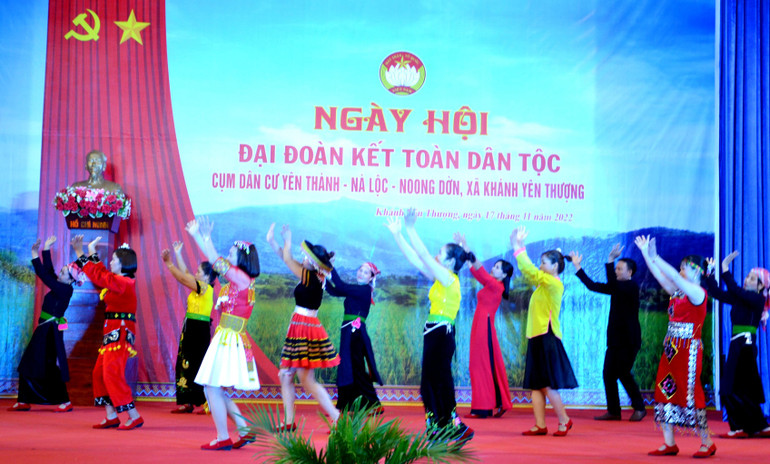 Bà con Cụm dân cư Yên Thành- Nà Lộc- Noong Dờn biễu diễn văn nghệ trong Ngày hội Đại đoàn kết toàn dân tộc ở địa phương. Bà con Cụm dân cư Yên Thành- Nà Lộc- Noong Dờn biễu diễn văn nghệ trong Ngày hội Đại đoàn kết toàn dân tộc ở địa phương.