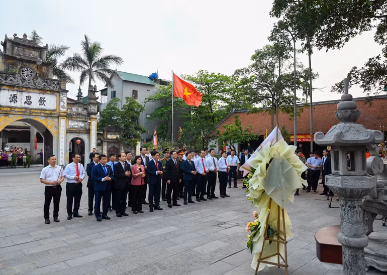 Chủ tịch Quốc hội Vương Đình Huệ, lãnh đạo tỉnh Bắc Ninh cùng các đại biểu dâng hoa, dâng hương tại đền thờ Kinh Dương Vương tại thôn Á Lữ, xã Đại Đồng Thành, huyện Thuận Thành.