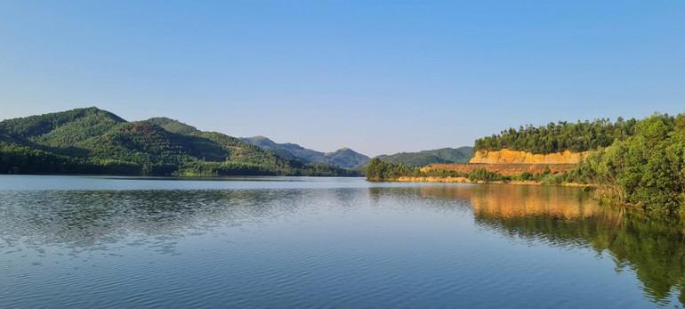 Hồ Lập Đinh hoang sơ đang chờ nhà đầu tư. Hồ Lập Đinh hoang sơ đang chờ nhà đầu tư.