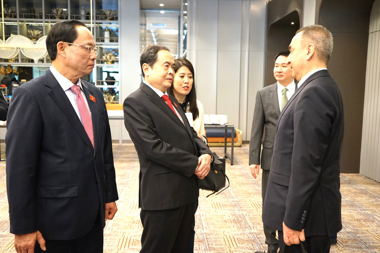 Chủ tịch Quốc hội Trần Thanh Mẫn trao đổi với Thứ trưởng Ngoại giao Uzberkistan tại Tọa đàm doanh nghiệp hai nước. (Ảnh: VĂN CHÚC)