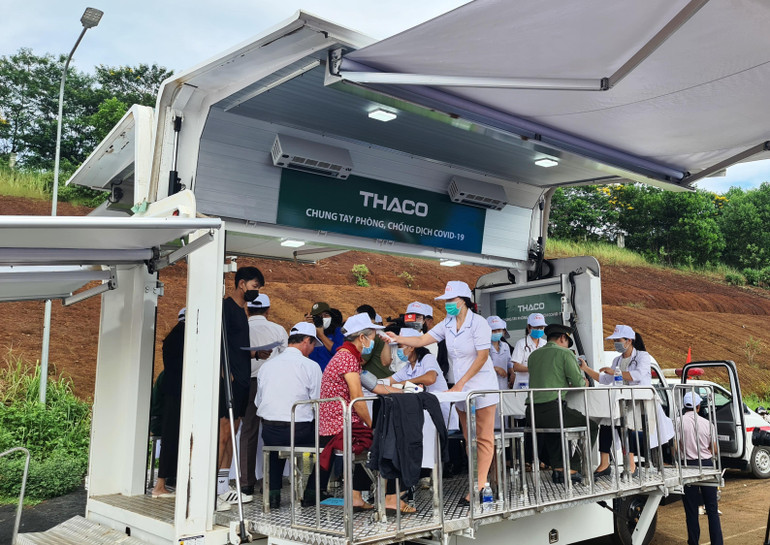 Ngành y tế Đắk Nông bố trí xe lưu động tiêm vaccine phòng Covid-19 cho toàn thể cán bộ, viên chức và nhân dân ngay tại lễ phát động.