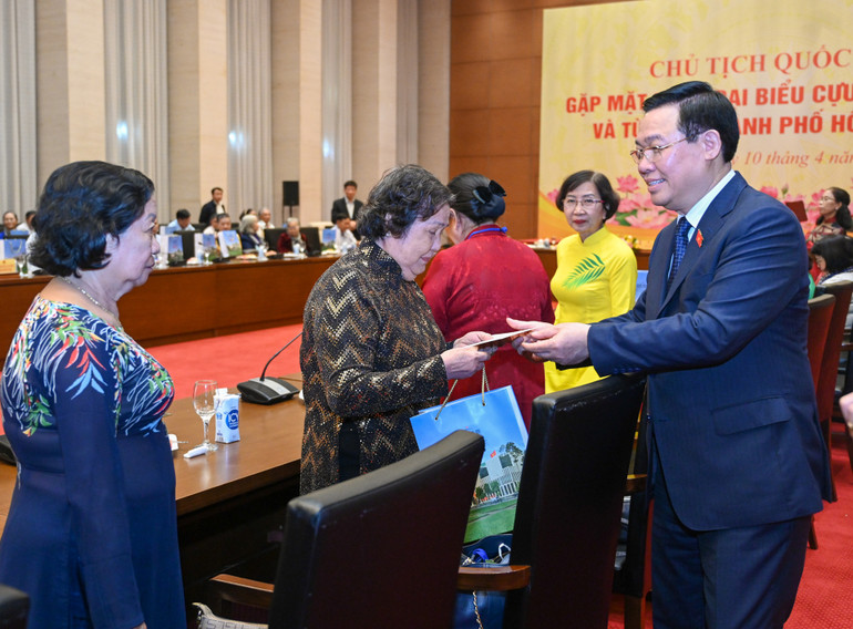 Chủ tịch Quốc hội Vương Đình Huệ tặng quà cho các đại biểu tại buổi gặp mặt.