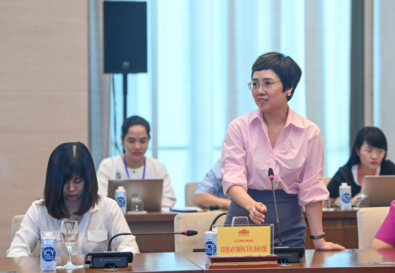 Tổng Biên tập Báo Tin tức (TTXVN) Ninh Hồng Nga phát biểu tại cuộc gặp mặt.