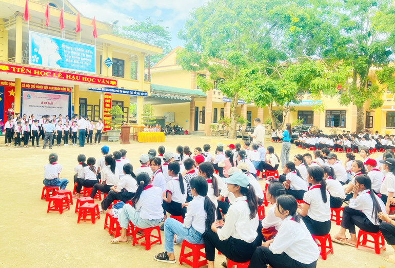 Câu lạc bộ thủ lĩnh của sự thay đổi tại Trường phổ thông dân tộc bán trú Trường Sơn, huyện Quảng Ninh (Quảng Bình).