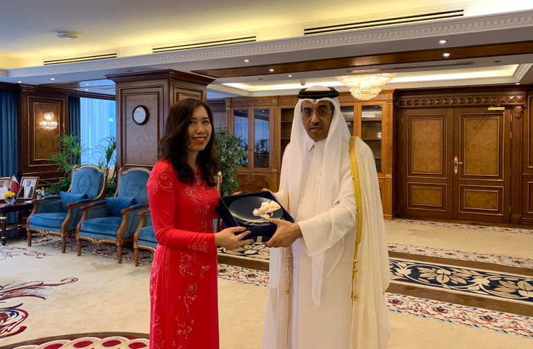 Thứ trưởng Ngoại giao Lê Thị Thu Hằng chào xã giao Bộ trưởng Lao động Qatar Ali Bin Saeed Bin Smaikh Al Marri.