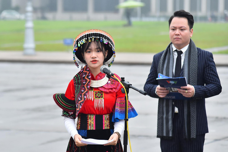 Em Dương Thu Trang, dân tộc H’Mông, tỉnh Hà Giang thay mặt đoàn báo cáo với Bác về những kết quả thành tích đã đạt được trong học tập, rèn luyện.