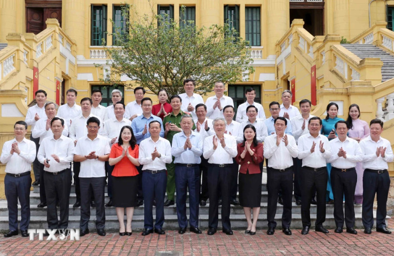 Chủ tịch nước Tô Lâm với lãnh đạo Tòa án nhân dân tối cao và các đại biểu.