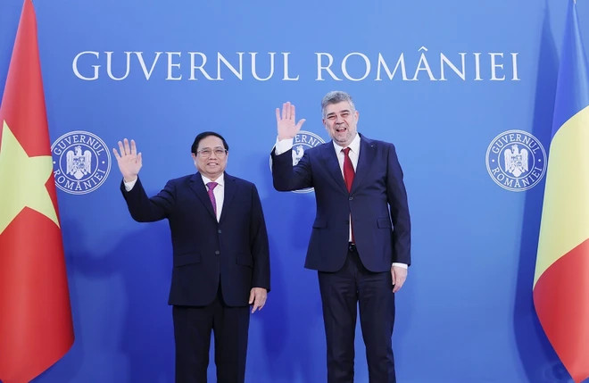 Thủ tướng Phạm Minh Chính và Thủ tướng Romania Ion-Marcel Ciolacu. (Ảnh: Dương Giang/TTXVN)
