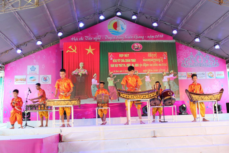 Đồng bào dân tộc Khmer biểu diễn nhạc cụ truyền thống tại Ngày hội Văn hoá, Thể thao, Du lịch dân tộc Khmer. Đồng bào dân tộc Khmer biểu diễn nhạc cụ truyền thống tại Ngày hội Văn hoá, Thể thao, Du lịch dân tộc Khmer.