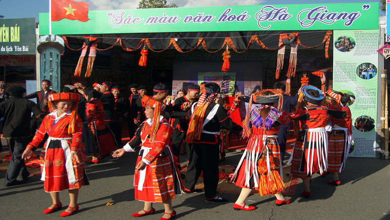 Trình diễn trích đoạn Lễ cưới của dân tộc Pà Thẻn.