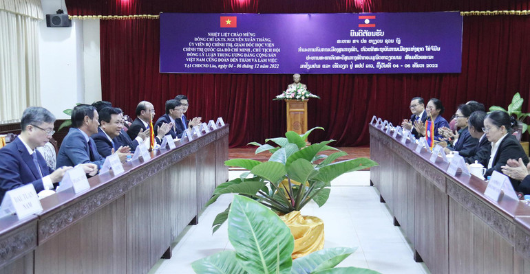 Quang cảnh hội đàm giữa đồng chí Nguyễn Xuân Thắng với đồng chí Phouvong Ounkhamsen, Ủy viên Trung ương Đảng, Giám đốc Học viện Chính trị-Hành chính quốc gia Lào. (Ảnh: TRỊNH DŨNG) Quang cảnh hội đàm giữa đồng chí Nguyễn Xuân Thắng với đồng chí Phouvong Ounkhamsen, Ủy viên Trung ương Đảng, Giám đốc Học viện Chính trị-Hành chính quốc gia Lào. (Ảnh: TRỊNH DŨNG)