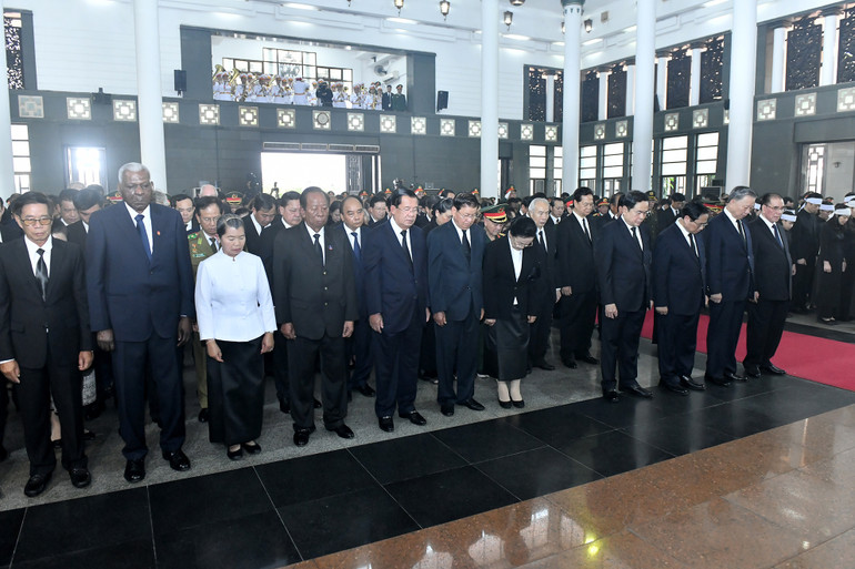 Phút mặc niệm Tổng Bí thư Nguyễn Phú Trọng tại Lễ truy điệu.