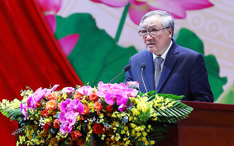 Đồng chí Nguyễn Hòa Bình phát biểu ý kiến tại Hội nghị.