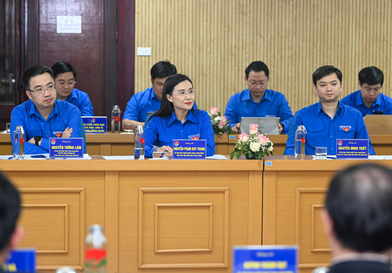 Các đồng chí Bí thư Trung ương Đoàn và các đại biểu dự buổi làm việc.