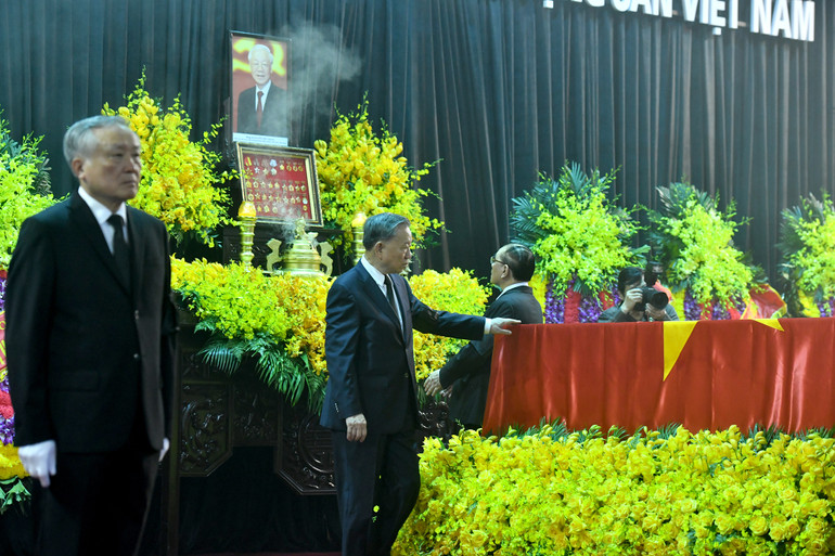 Chủ tịch nước Tô Lâm bên linh cữu Tổng Bí thư Nguyễn Phú Trọng tại Lễ truy điệu.