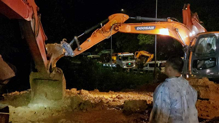 Các lực lượng và phương tiện tích cực tìm kiếm nạn nhân.