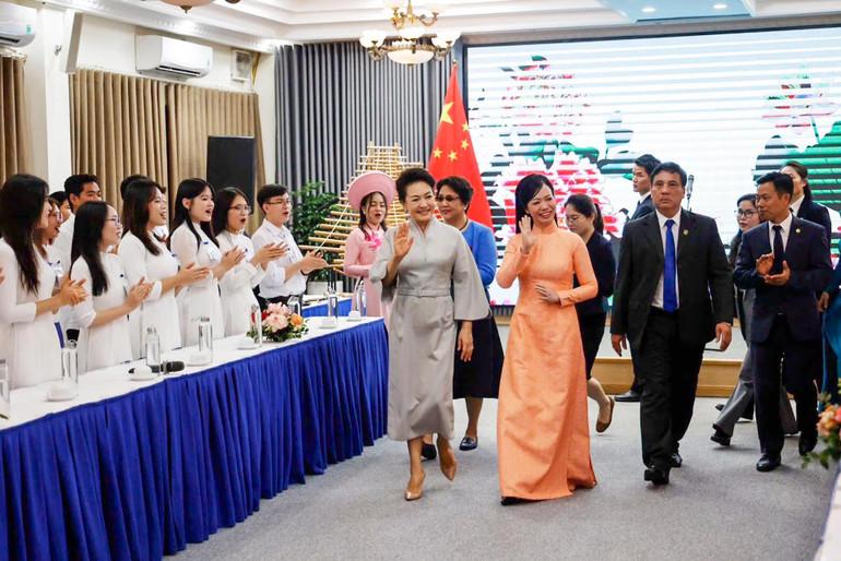 Sinh viên Đại học Quốc gia Hà Nội nồng nhiệt chào mừng hai Phu nhân. Sinh viên Đại học Quốc gia Hà Nội nồng nhiệt chào mừng hai Phu nhân.