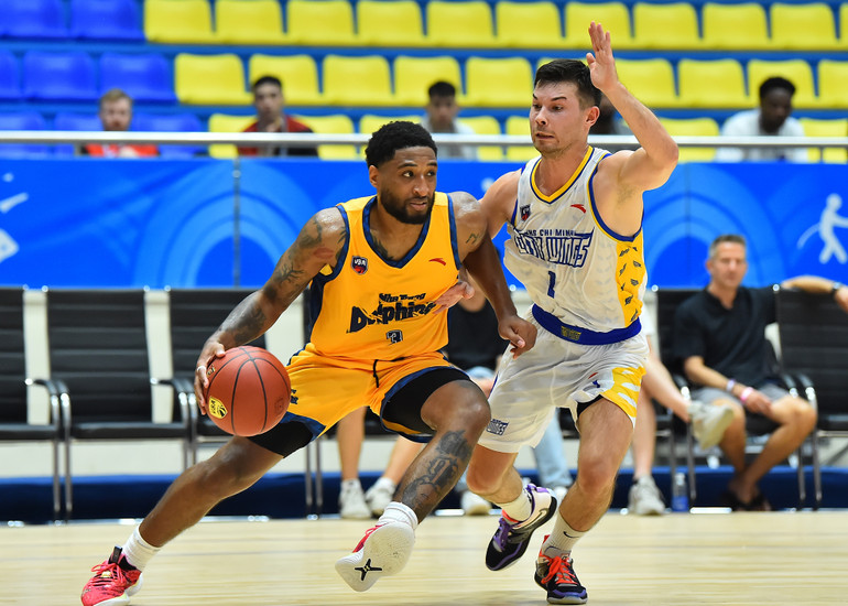 Khi các cổ động viên tiếp tục nghĩ về thế trận áp đảo một chiều của Ho Chi Minh City Wings thì các cầu thủ Nha Trang Dolphins bất ngờ vùng dậy thi đấu đầy cố gắng trong nửa sau của trận đấu.