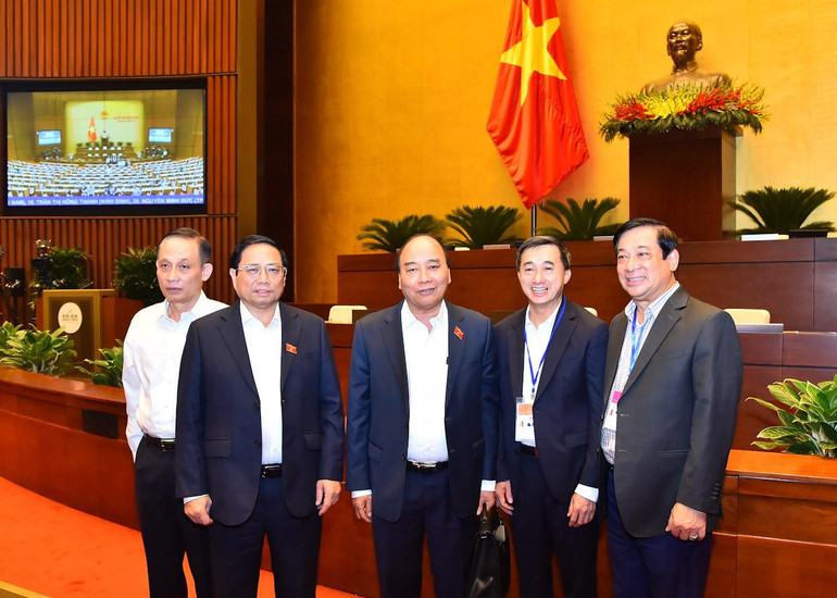 Chủ tịch nước Nguyễn Xuân Phúc, Thủ tướng Phạm Minh Chính và các đại biểu Quốc hội và khách mời tại phiên họp. Chủ tịch nước Nguyễn Xuân Phúc, Thủ tướng Phạm Minh Chính và các đại biểu Quốc hội và khách mời tại phiên họp.