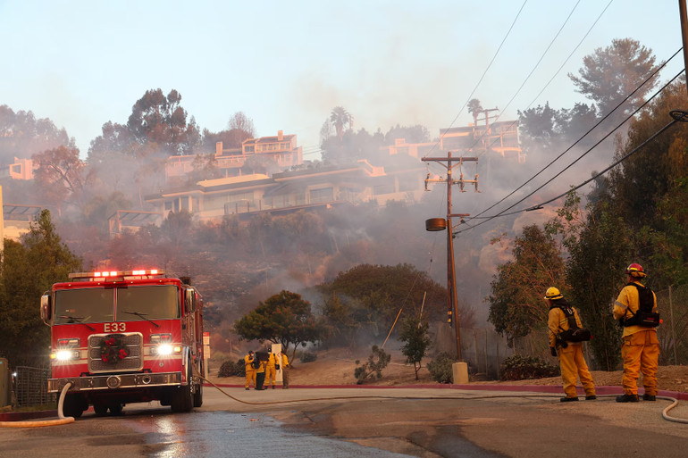 Lính cứu hỏa làm việc trong khi khói bốc lên từ đám cháy Franklin ở Malibu, California.