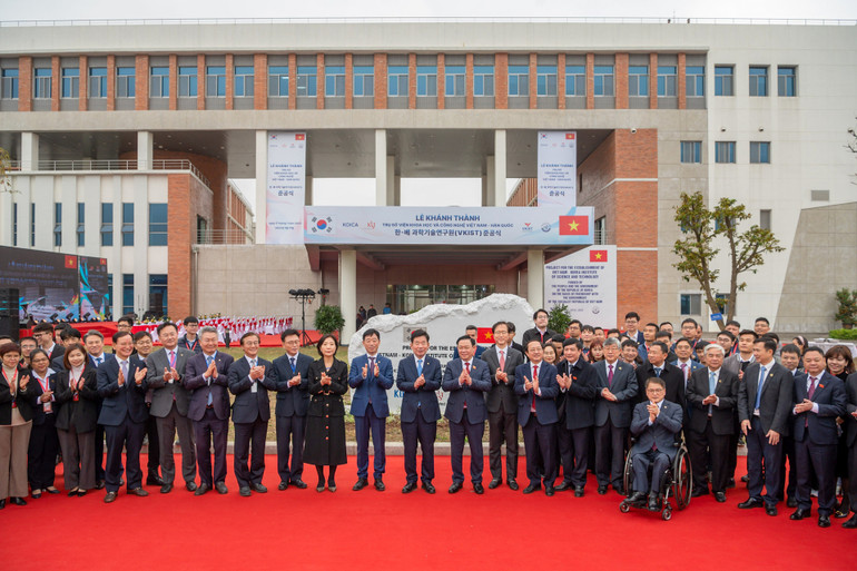 Chủ tịch Quốc hội Vương Đình Huệ và Chủ tịch Quốc hội Kim Jin Pyo với các đại biểu dự buổi lễ. (Ảnh Duy Linh)