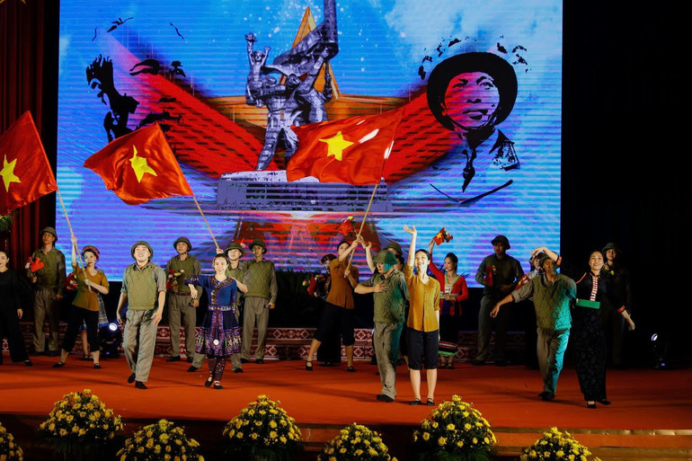 Các tiết mục biểu diễn tại buổi gặp mặt.