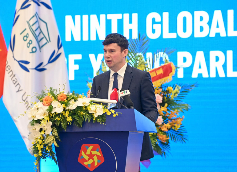 Chủ tịch Diễn đàn Nghị sĩ trẻ IPU Dan Carden phát biểu tại lễ khai mạc.