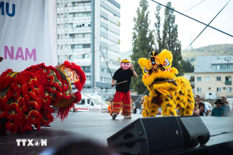 Một tiết mục múa lân sư do cộng đồng người Việt Nam tại Slovakia trình diễn. (Ảnh: TTXVN phát.)