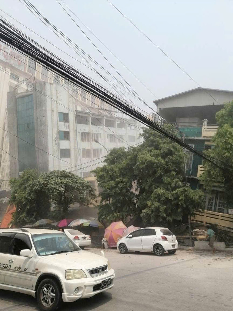 Trận động đất lớn khiến tòa nhà sụp nghiêng. (Nguồn: Vietnam+)