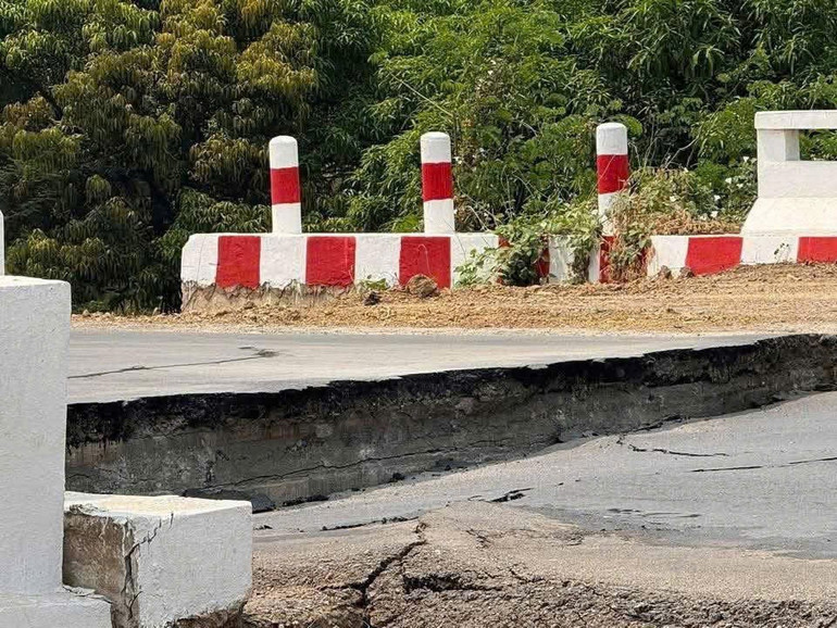 Mặt đường "đứt đôi" do động đất. (Nguồn: Vietnam+)