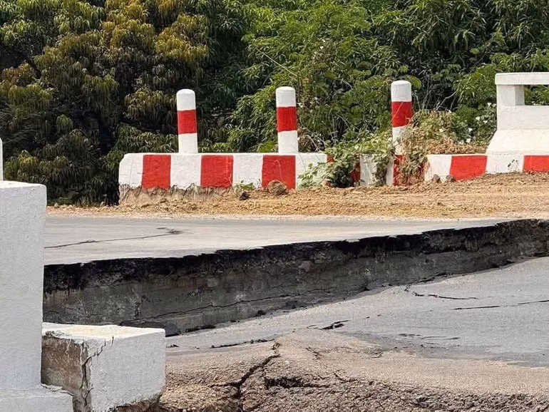 Mặt đường "đứt đôi" do động đất. (Nguồn: Vietnam+)