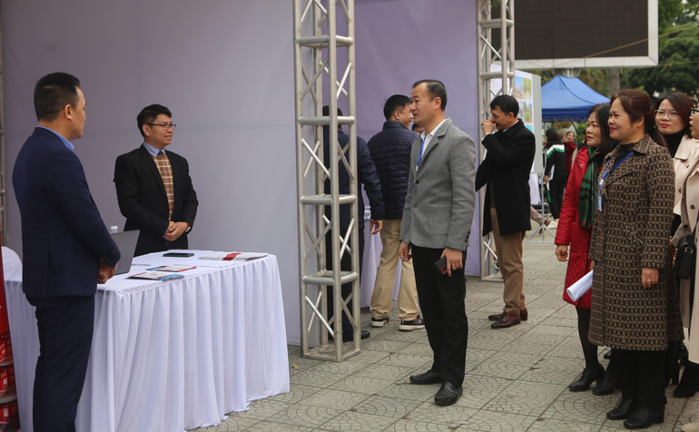 Ban Tổ chức Phiên giao dịch việc làm thành phố Cao Bằng trao đổi với các nhà tuyển dụng việc làm.