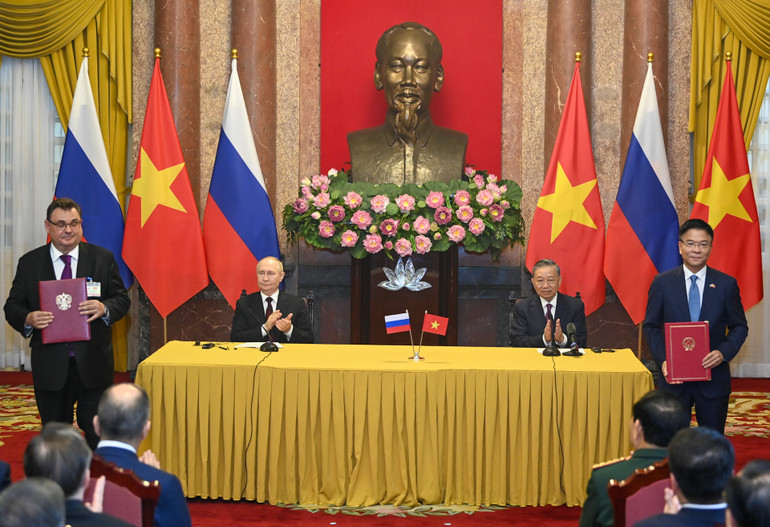 Chủ tịch nước Tô Lâm và Tổng thống Liên bang Nga Vladimir Putin chứng kiến lễ trao văn kiện hợp tác giai đoạn 2024-2025 giữa Bộ Tư pháp Việt Nam và Bộ Tư pháp Nga.