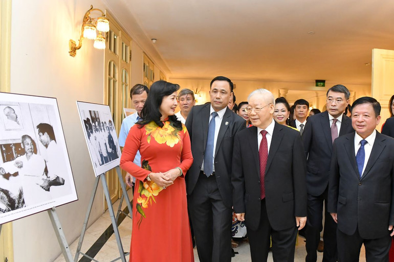 Tổng Bí thư Nguyễn Phú Trọng và các đại biểu tham quan gian trưng bày các tác phẩm ảnh tại Lễ kỷ niệm.