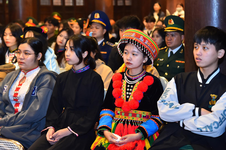 Đoàn nghe giới thiệu về lịch sử di tích Văn Miếu - Quốc Tử Giám. Đoàn nghe giới thiệu về lịch sử di tích Văn Miếu - Quốc Tử Giám.