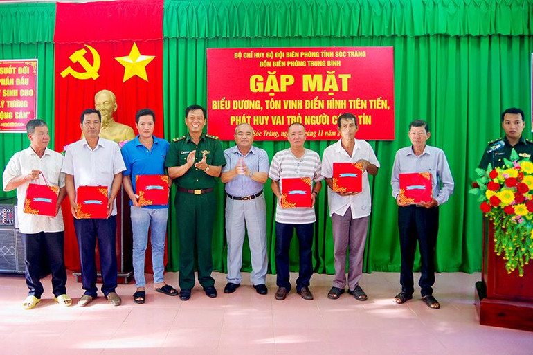 Tôn vinh người có uy tín, gương điển hình tiến tiến trong vùng đồng bào dân tộc thiểu số khu vực biên giới biển huyện Trần Đề.