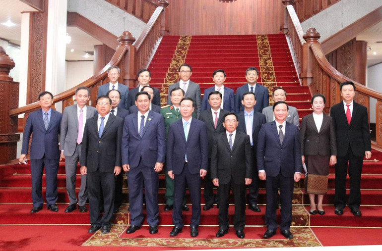Thủ tướng Lào Phankham Viphavanh chụp ảnh cùng đồng chí Võ Văn Thưởng và đoàn đại biểu cấp cao.