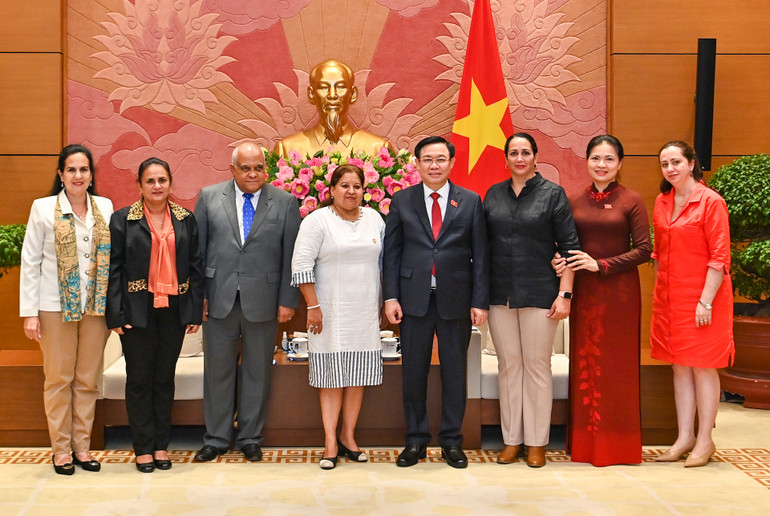 Chủ tịch Quốc hội Vương Đình Huệ và Tổng Thư ký Hội Liên hiệp Phụ nữ Cuba Teresa Amarelle Boué chụp ảnh lưu niệm với các đại biểu dự buổi tiếp.