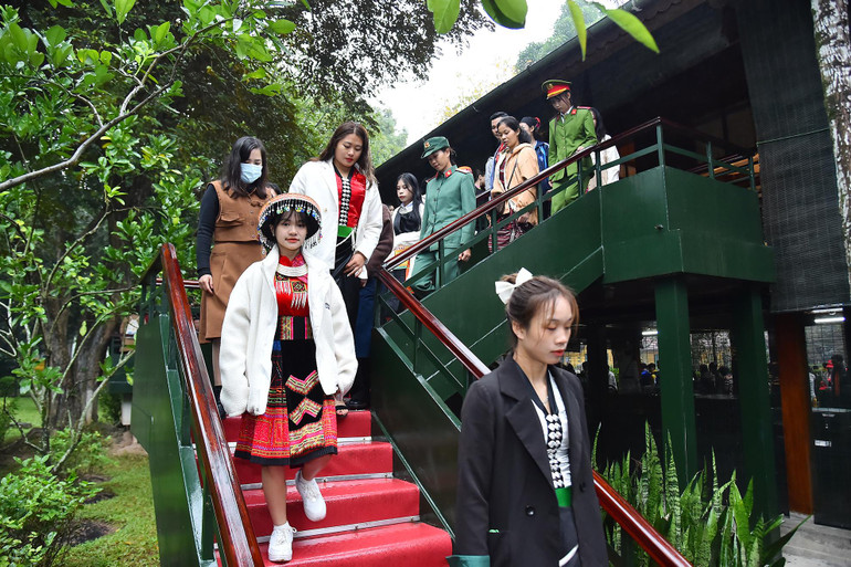 Các em học sinh, sinh viên, thanh niên dân tộc thiểu số thăm Nhà sàn Bác Hồ.