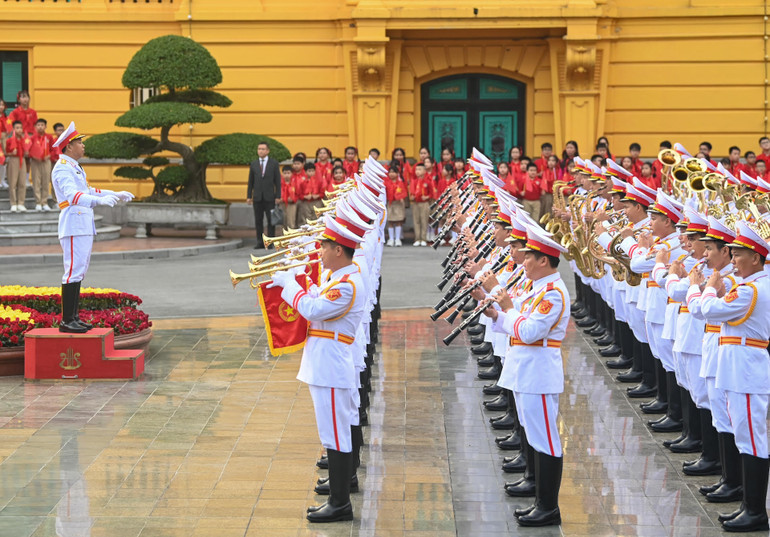 Đội quân nhạc cử hành quốc thiều hai nước.