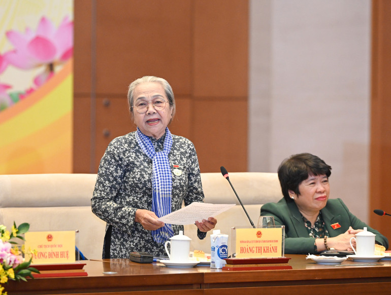 Trưởng Ban Liên lạc cựu tù chính trị và tù binh Thành phố Hồ Chí Minh Hoàng Thị Khánh phát biểu tại buổi gặp mặt.