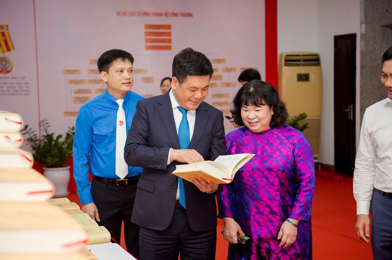 Bộ trưởng Bộ Công Thương Nguyễn Hồng Diên tại gian trưng bày Bộ sách của Ngành.