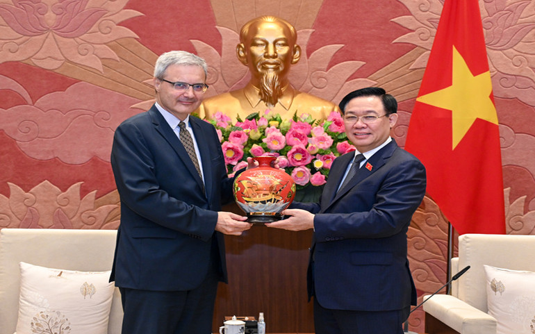 Chủ tịch Quốc hội Vương Đình Huệ tặng quà lưu niệm cho Đại sứ Pháp Nicolas Warnery.