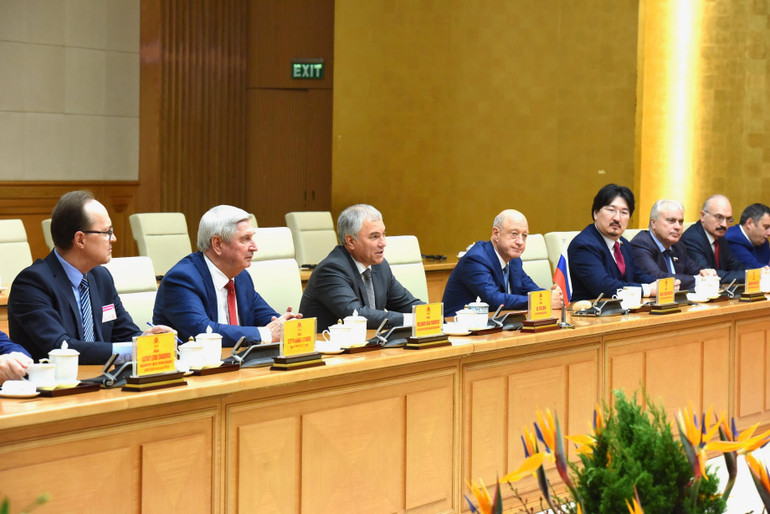 Chủ tịch Duma Quốc gia Quốc hội Liên bang Nga V.V. Volodin và các thành viên tham dự buổi hội kiến với Thủ tướng Phạm Minh Chính.