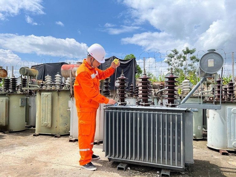 Công nhân Điện lực kiểm tra các máy biến áp dự phòng.